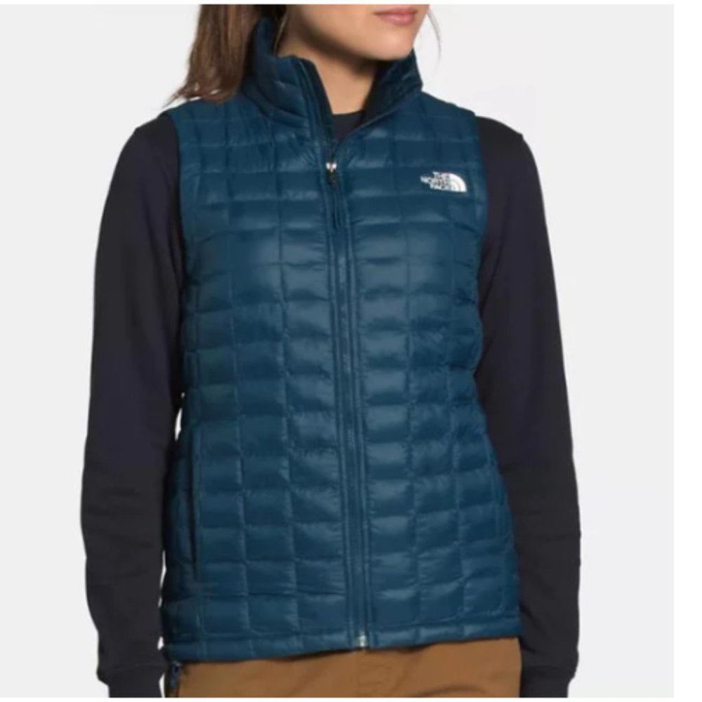 The northface women’s themroball eco vest blue wing tal matte XS